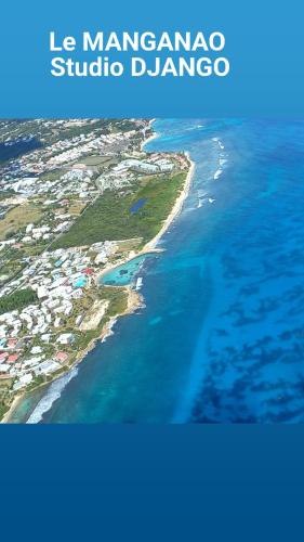 une vue aérienne d'une plage et de l'océan dans l'établissement STUDIO DJANGO, à Saint-François