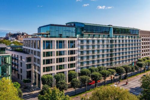 um edifício de escritórios com muitas janelas em Le Méridien Hamburg em Hamburgo