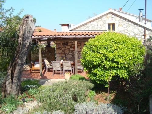 Modernes Ferienhaus in Pomer mit Grill, Terrasse und Garten