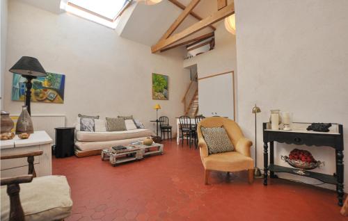 Χώρος καθιστικού στο 2 Bedroom Cozy Apartment In La Gaude