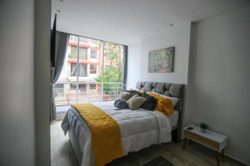 1 dormitorio con cama y ventana grande en PP Nuevo Apartamento Moderno y Central, en Ibagué