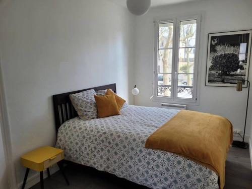 Un dormitorio con una cama grande y una ventana en Au cœur du Quartier St Vincent de Paul, Le Havre, en Le Havre