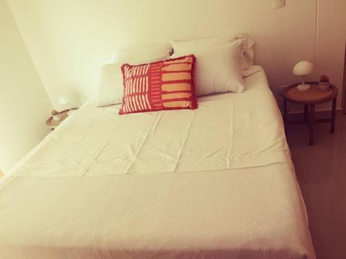 En eller flere senge i et værelse på Moderno, ubicación estratégica.
