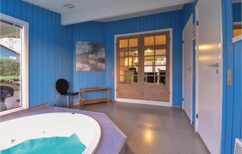 VedelshaveにあるLykkehusの青い部屋(バスタブ、ドア付)
