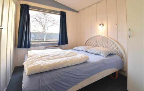 1 dormitorio con 1 cama grande y ventana en Lykkehus, en Vedelshave
