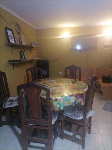 uma sala de jantar com uma mesa e cadeiras com uma mesa em Casa Juliana em El Aibal