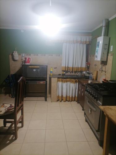 uma cozinha com um fogão e uma bancada em Casa Juliana em El Aibal