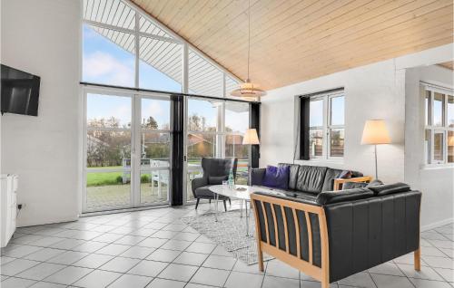 Χώρος καθιστικού στο 4 Bedroom Amazing Home In Humble