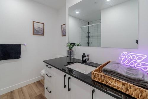 a bathroom with a sink and a mirror at CONDO 2 CH - 500M Vieux-Québec & gym in Quebec City