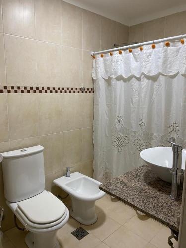 y baño con aseo y lavamanos. en Edificio Giu 3 en San Salvador de Jujuy