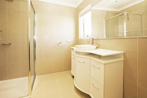 カウズにある2-38 Chapel St, Cowesの洗面台とシャワー付きのバスルーム