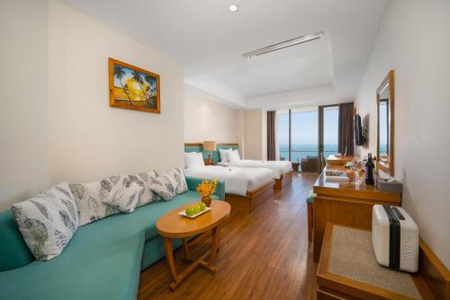 - un salon avec un canapé et une table dans l'établissement Diamond Sea Hotel, à Đà Nẵng