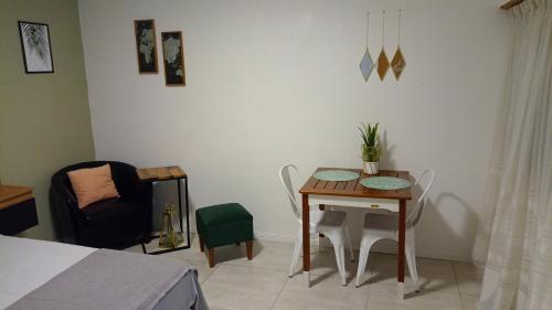 1 dormitorio con mesa, silla y cama en MONOAMBIENTE NORDICO en Mar del Plata