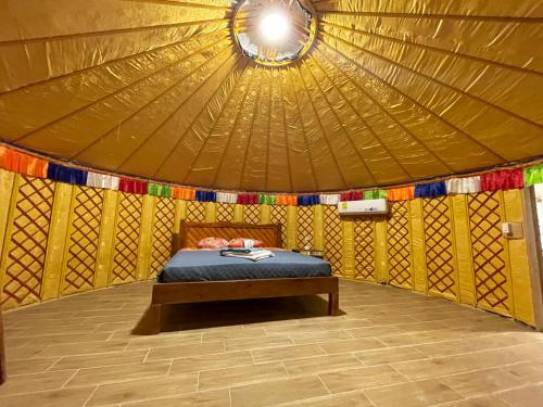 谷安東的住宿－El Valle Resort & Spa - Aguas Termales，蒙古包内带一张床的房间