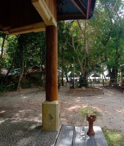 a vase sitting on a mat under a pavilion at Evelin cottage in Ohoililir