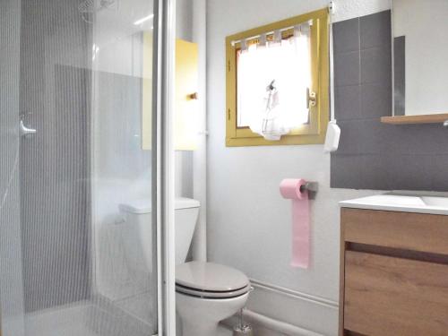 une salle de bain avec une douche, des toilettes et un lavabo dans l'établissement Pavillon Climatisé avec Piscine Proche Mer - 5 Couchages, Terrasse Intime - Gruissan - FR-1-229-811, à Gruissan