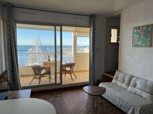 un salon avec un canapé et une vue sur l'océan dans l'établissement Studio Cabine avec Ascenseur, Proche Plage, Animaux Admis - FR-1-702-49, au Cap d'Agde