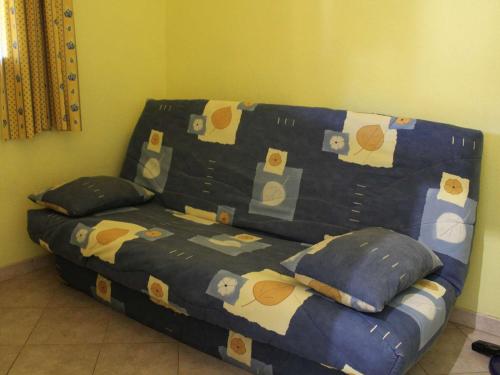 un sofá con almohadas en una habitación en Maison Port-la-Nouvelle, 2 pièces, 4 personnes - FR-1-229C-78, en Port-la-Nouvelle