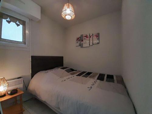 Posteľ alebo postele v izbe v ubytovaní Appartement cosy à Carnac, 2 pièces, proche plages et thalasso, balcon sud, parking, animal accepté - FR-1-477-221