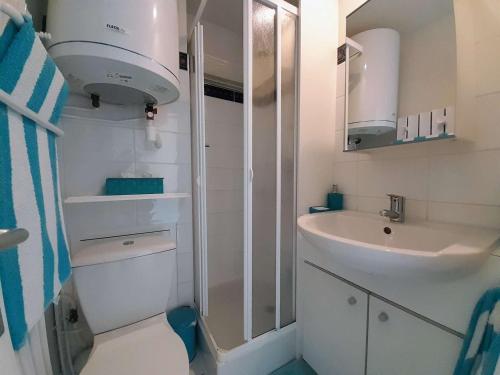 Kúpeľňa v ubytovaní Appartement cosy à Carnac, 2 pièces, proche plages et thalasso, balcon sud, parking, animal accepté - FR-1-477-221