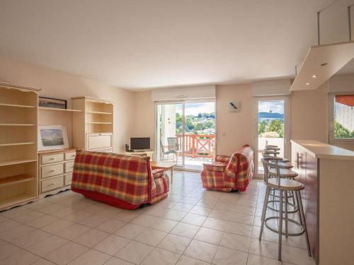 Il comprend un salon avec des chaises et une cuisine avec vue. dans l'établissement Spacieux appartement 3 chambres avec terrasse, à deux pas des commerces et proche plage à Hendaye - FR-1-2-416, à Hendaye