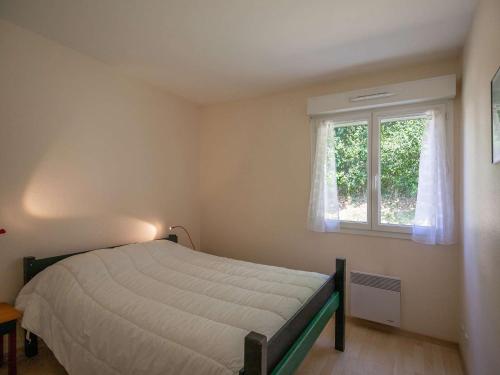 une chambre avec un lit et une fenêtre dans l'établissement Spacieux appartement 3 chambres avec terrasse, à deux pas des commerces et proche plage à Hendaye - FR-1-2-416, à Hendaye