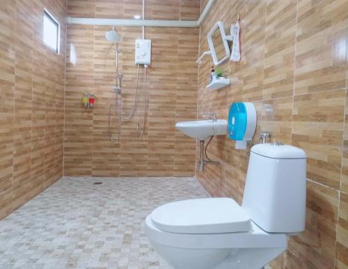 サッタヒープにあるSea Hill Sattahipのトイレと洗面台付きのバスルーム