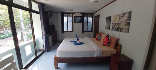 a bedroom with a bed in a room with windows at Kohkaew Village 2@Kohsamet in Ko Samed
