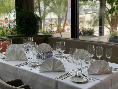 a table with wine glasses and napkins on it at Seespitz Gästehaus in Herrsching am Ammersee