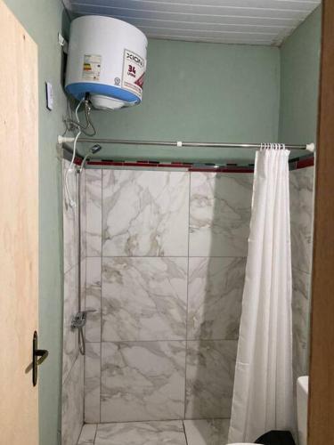 a bathroom with a shower curtain and a toilet at N1 4 Apto 2 ambientes Céntrico in Artigas
