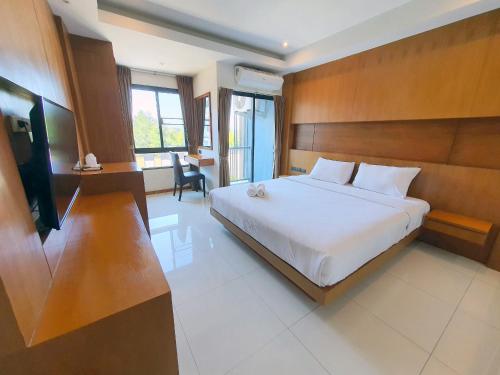 Habitación de hotel con cama y TV en The D257 Hotel, en Phetchabun