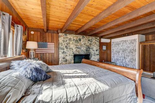 - une chambre dotée d'un lit avec un drapeau américain sur le mur dans l'établissement Pet-Friendly Grants Pass Home with Hot Tub!, à Grants Pass