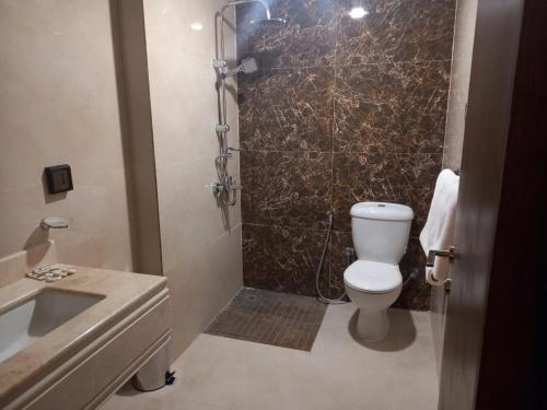 Hayah Diamond Hotel في المدينة المنورة: حمام مع دش مع مرحاض ومغسلة