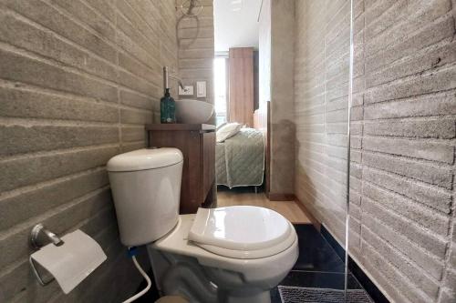 baño con aseo blanco en una habitación en 701 Loft amazing view, en Medellín