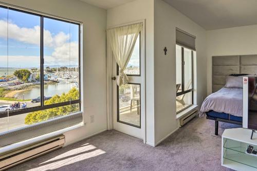 ein Schlafzimmer mit einem Bett und einem großen Fenster in der Unterkunft San Francisco Area Studio with Bay Views! in Emeryville