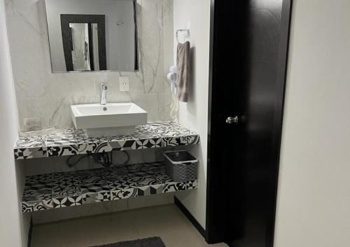 een badkamer met een wastafel en een spiegel bij VIA TENDENZA VILLAS in Playa del Carmen