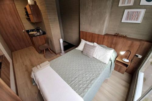 einen Blick über ein Schlafzimmer mit einem Bett in der Unterkunft 702 Belen, Loft amazing view in Medellín