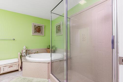 オーシャンシティにあるBelmont Towers 610のバスルーム(ガラス張りのシャワー、バスタブ付)