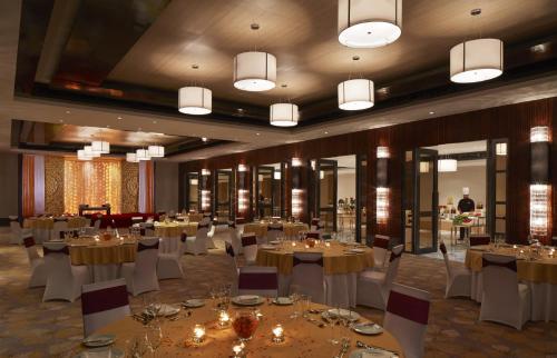 Εστιατόριο ή άλλο μέρος για φαγητό στο Courtyard by Marriott Bilaspur