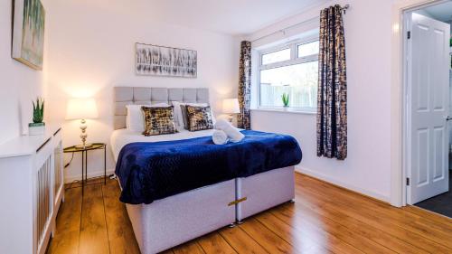 Tempat tidur dalam kamar di Newhall Road - 4 Bedroom Chester Home - Parking