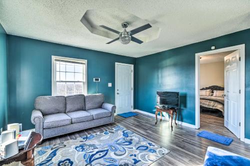 uma sala de estar com um sofá e uma televisão em Walkable Hopkinsville Home with Yard! em Hopkinsville