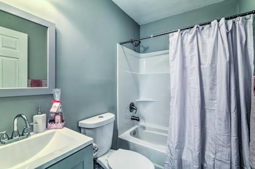 uma casa de banho com um WC, um lavatório e um chuveiro em Walkable Hopkinsville Home with Yard! em Hopkinsville