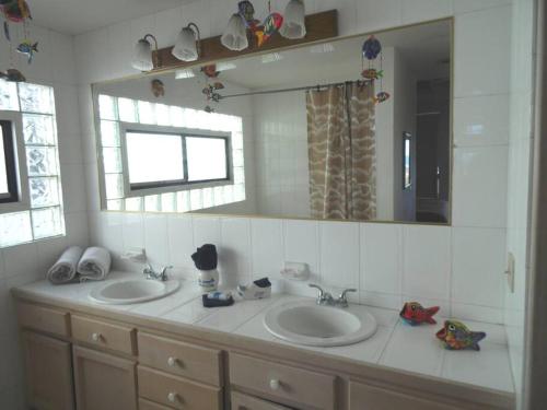 baño con 2 lavabos y espejo grande en Casa Blanca frente a la playa, en Playa del Estero