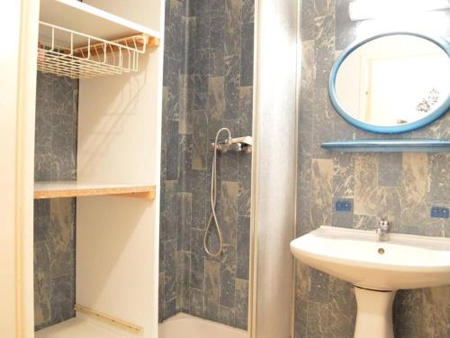 une salle de bain avec un lavabo et un miroir dans l'établissement Appartement climatisé 2 pièces, 4 couchages, proche Seaquarium avec parking au Grau-du-Roi - FR-1-250-74, au Grau-du-Roi