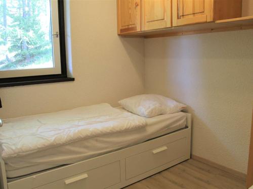 un petit lit dans une chambre avec une fenêtre dans l'établissement Appartement rénové à 20m des pistes, WIFI, parking privé, 4 couchages à Vars - FR-1-330B-23, à Vars