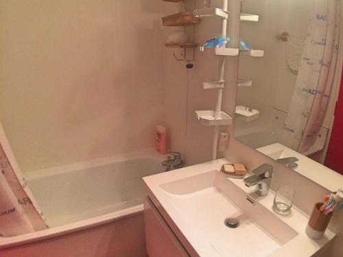 ein Badezimmer mit einem Waschbecken und einer Badewanne in der Unterkunft Appartement Vars, 1 pièce, 2 personnes - FR-1-330B-26 in Vars