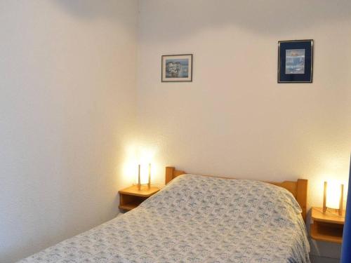 - une chambre avec un lit et deux lumières sur deux tables dans l'établissement Appartement cosy 6 pers avec parking, proche plage et commerces - Le Grau du Roi - FR-1-250-105, au Grau-du-Roi