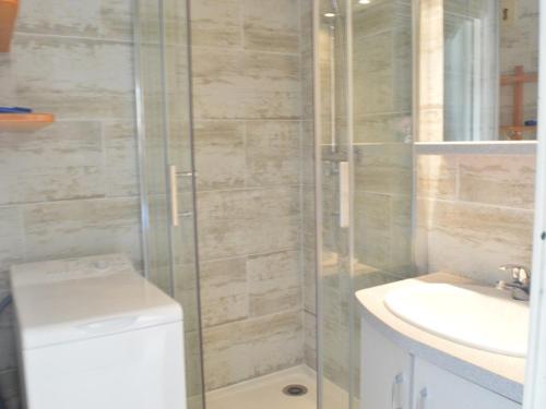 une salle de bain avec une douche, des toilettes et un lavabo dans l'établissement Appartement cosy 6 pers avec parking, proche plage et commerces - Le Grau du Roi - FR-1-250-105, au Grau-du-Roi