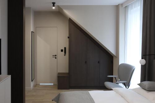 sypialnia z dużymi czarnymi drzwiami i krzesłem w obiekcie Apartamenty Legionów 40A - A27 w Kaliszu