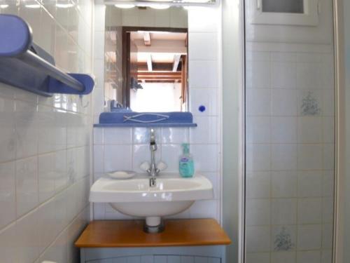une petite salle de bain avec un lavabo et un miroir dans l'établissement Pavillon 2 pièces avec mezzanine, 6 couchages, terrasse, piscine, proche plage - Narbonne Plage - FR-1-229B-45, à Narbonne